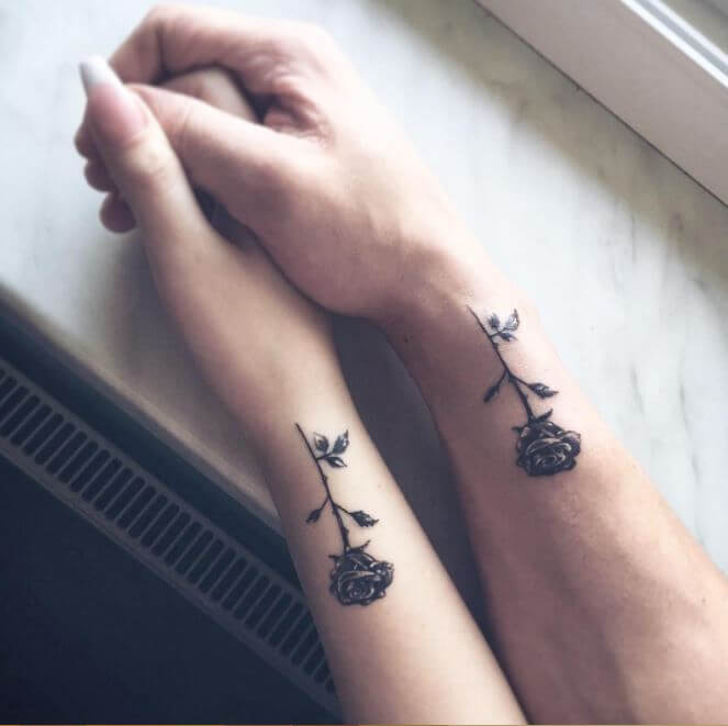 tatuagem feminina delicada em conjunto