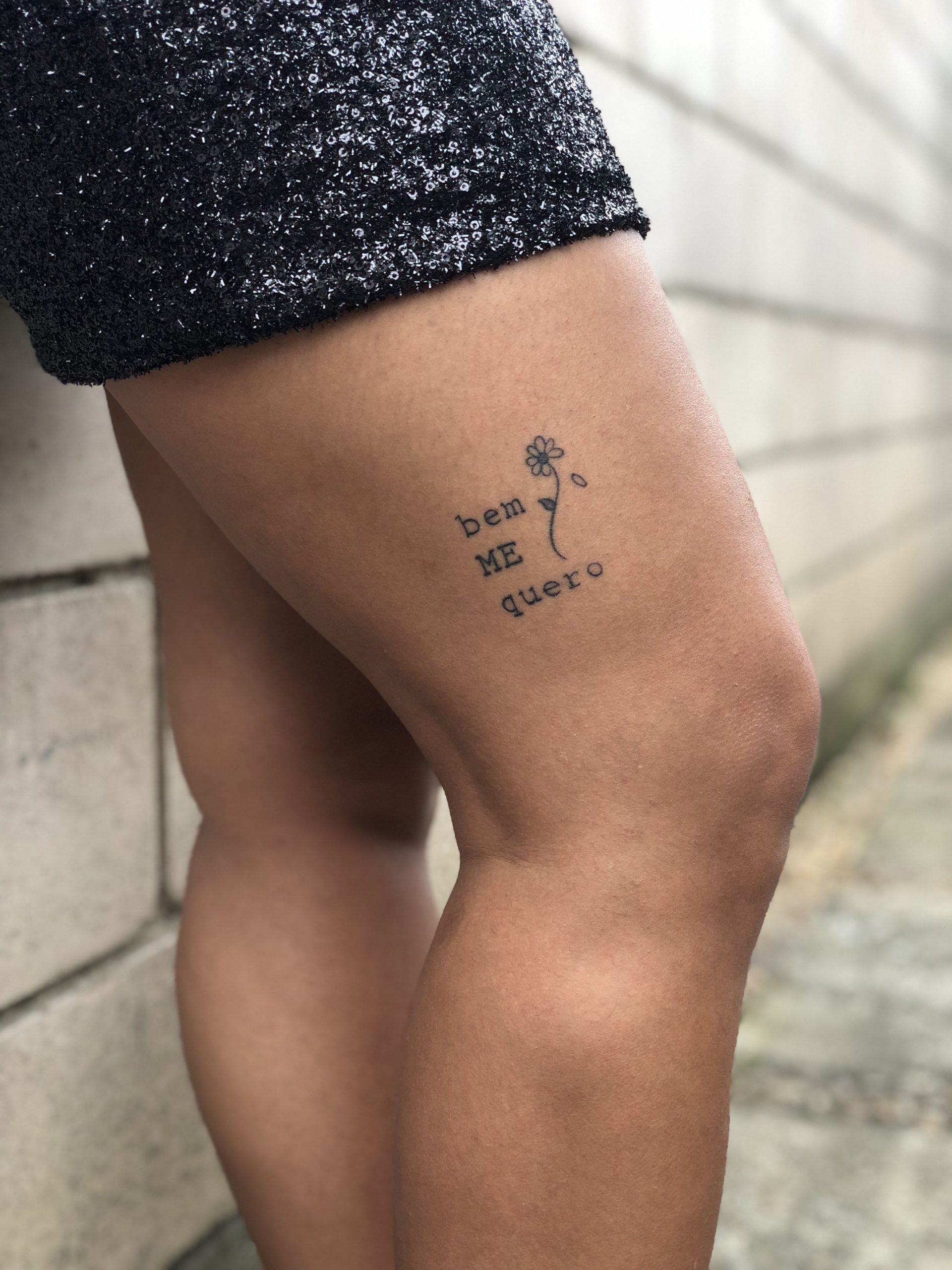 tatuagem feminina delicada na coxa 2021