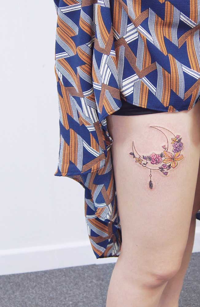tatuagem feminina delicada na coxa