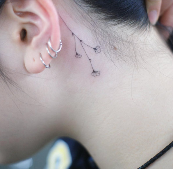 tatuagem feminina delicada pequena