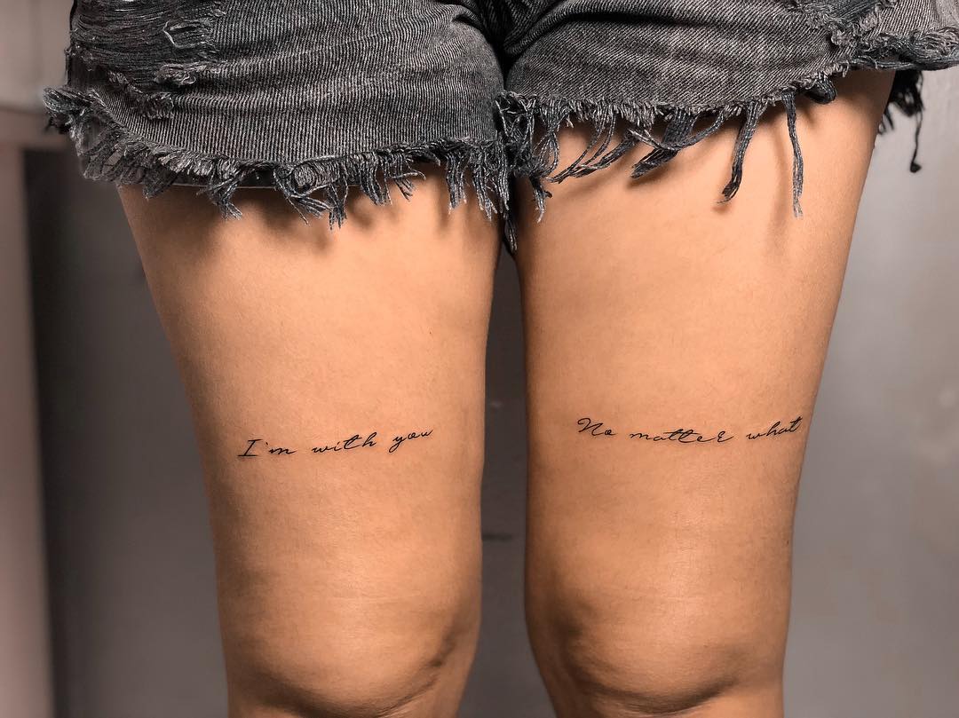 tatuagem feminina escrita na coxa 