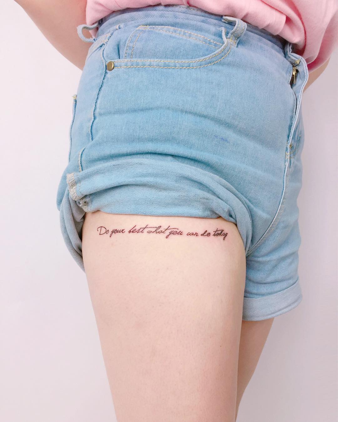 tatuagem feminina escrita na coxa 