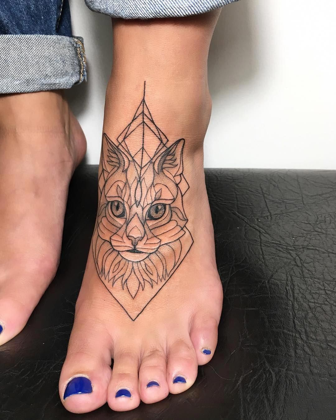 tatuagem feminina geométrica no pé 2021
