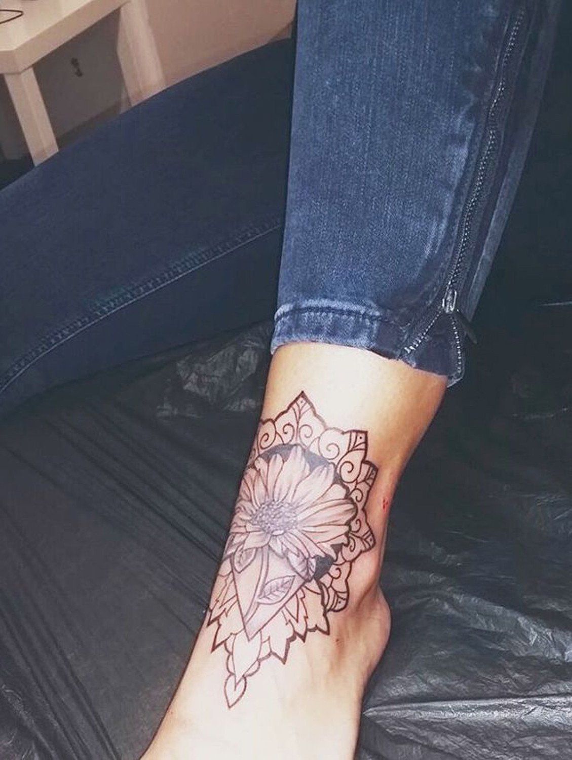 tatuagem feminina geométrica no pé