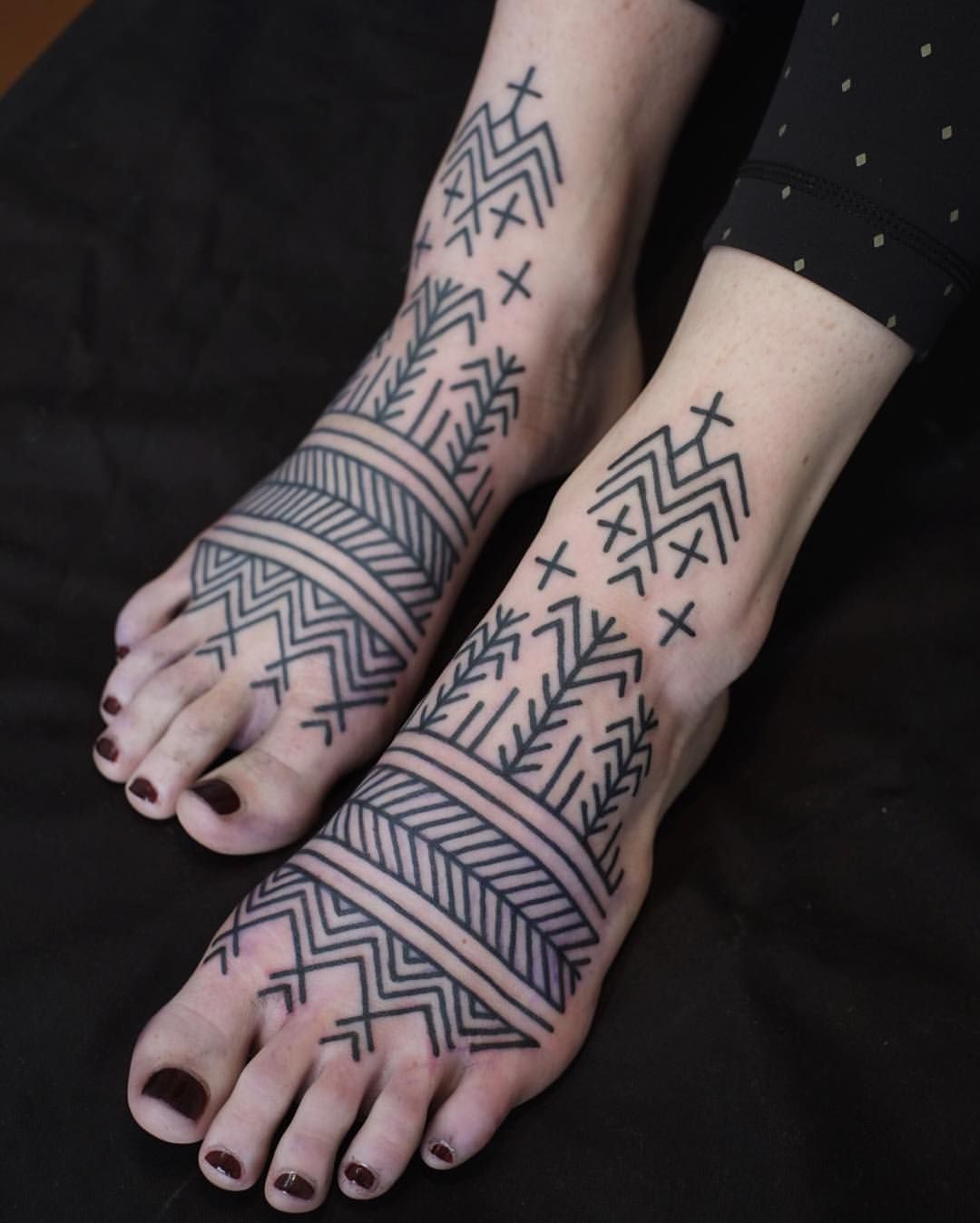 tatuagem feminina geométrica no pé 2021