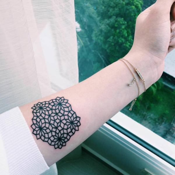 tatuagem feminina geométrica para braço 2021