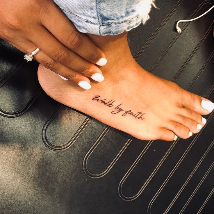 tatuagem feminina no pé com frases ou palavras 2021