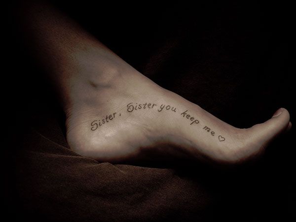tatuagem feminina no pé com frases ou palavras