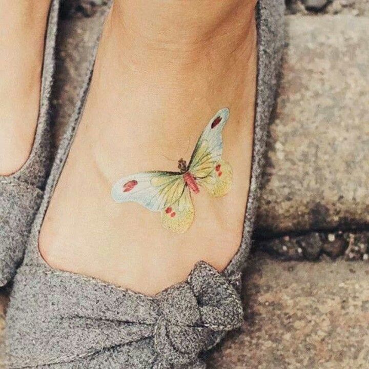 tatuagem feminina no pé de borboleta