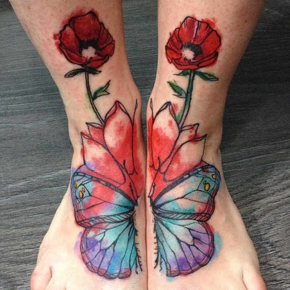 tatuagem feminina no pé de borboleta