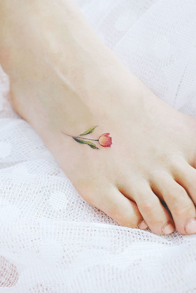 tatuagem feminina no pé de flores