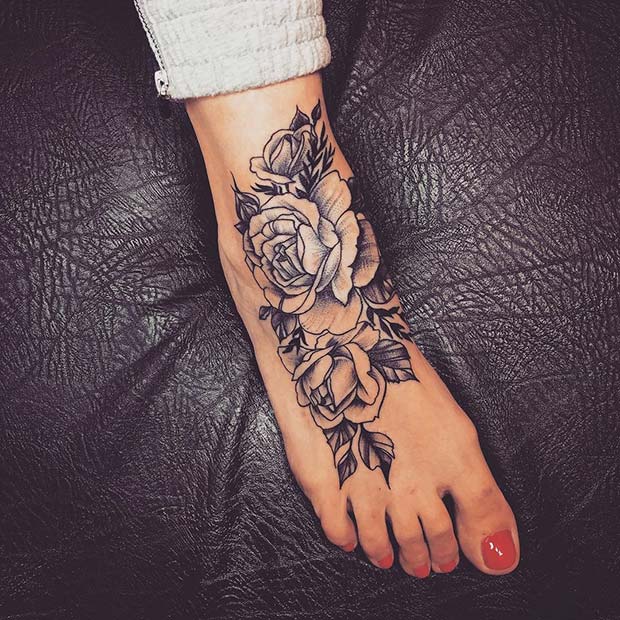 tatuagem feminina no pé de flores