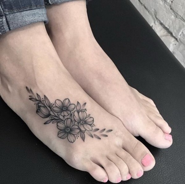 tatuagem feminina no pé de flores 2021