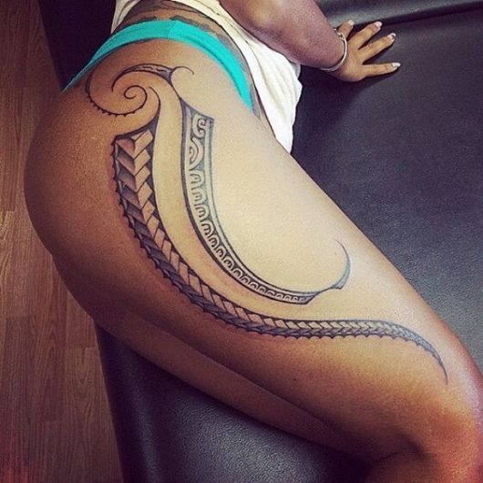 tatuagem feminina tribal na coxa 2021