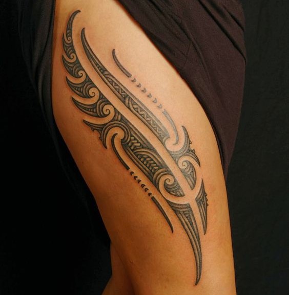 tatuagem feminina tribal na coxa