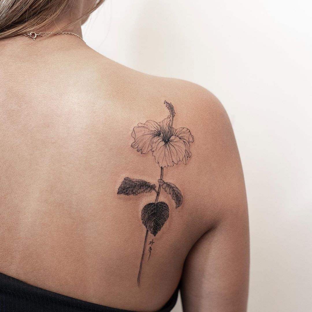 tatuagem floral nas costas