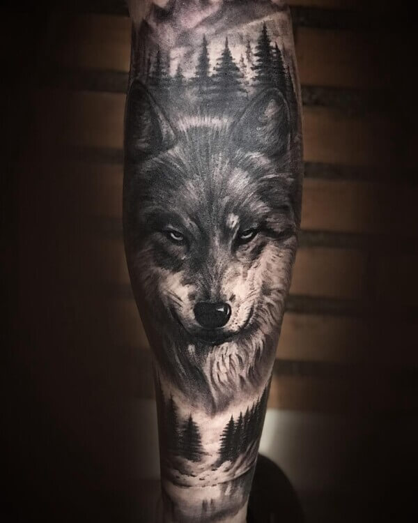 Tatuagem de animal na perna masculina 