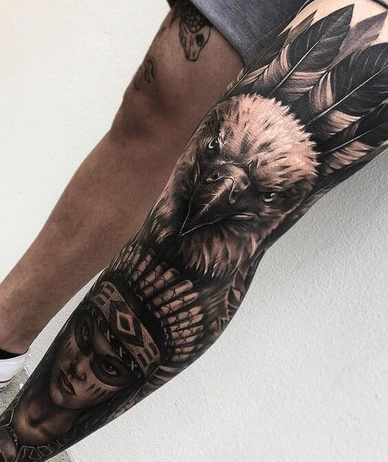 Tatuagem de animal na perna masculina 