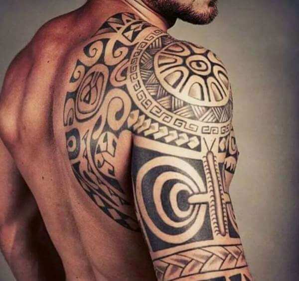 homem com tatuagens