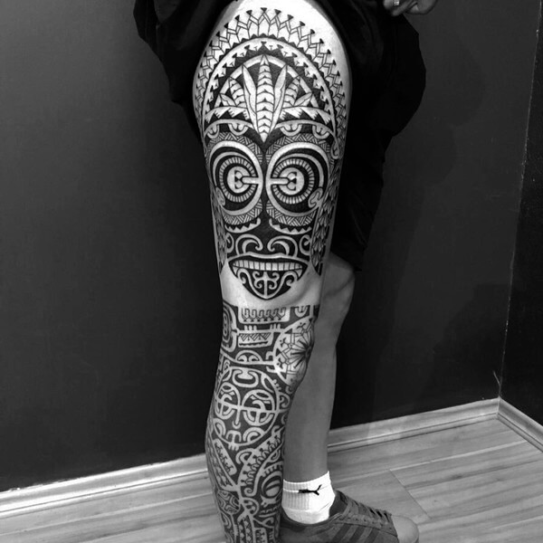 Tatuagem na perna masculina maori