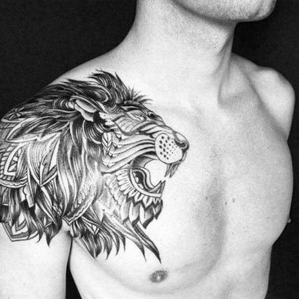 Tatuagem no ombro masculina de leão