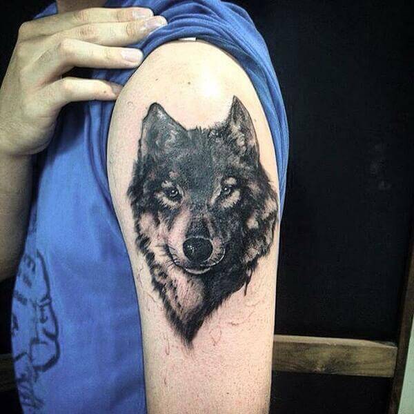 Tatuagem no ombro masculina de lobo