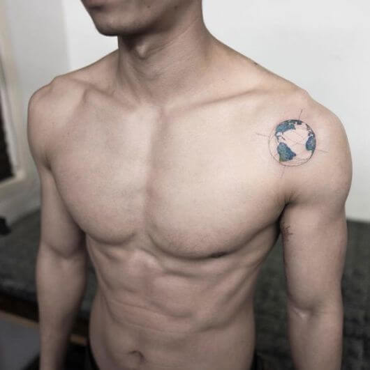 Tatuagem masculina no ombro
