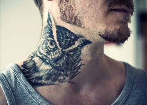 Homem com tatuagem de coruja no pescoço