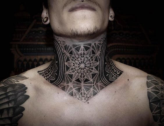 Tatuagem masculina no pescoço