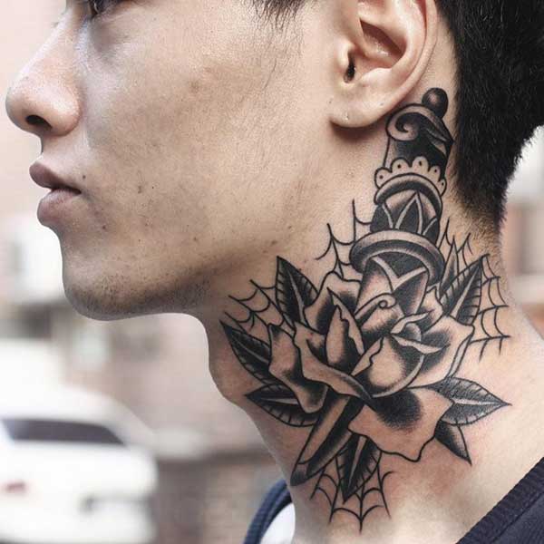 Tatuagem masculina no pescoço