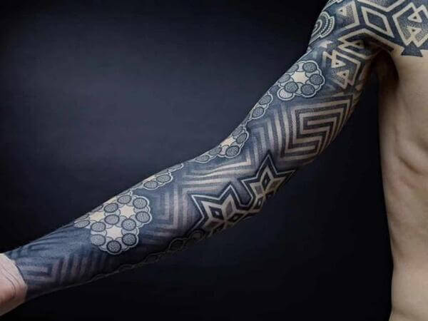 Tatuagens masculinas no braço de pontilhismo