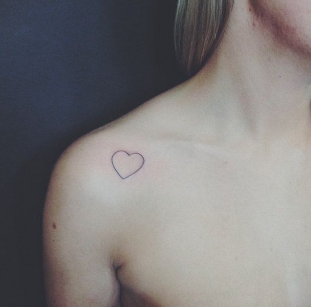 tatuagem no ombro de coração