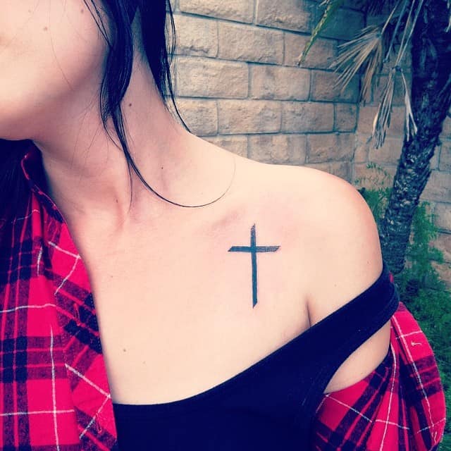 tatuagem no ombro de cruz
