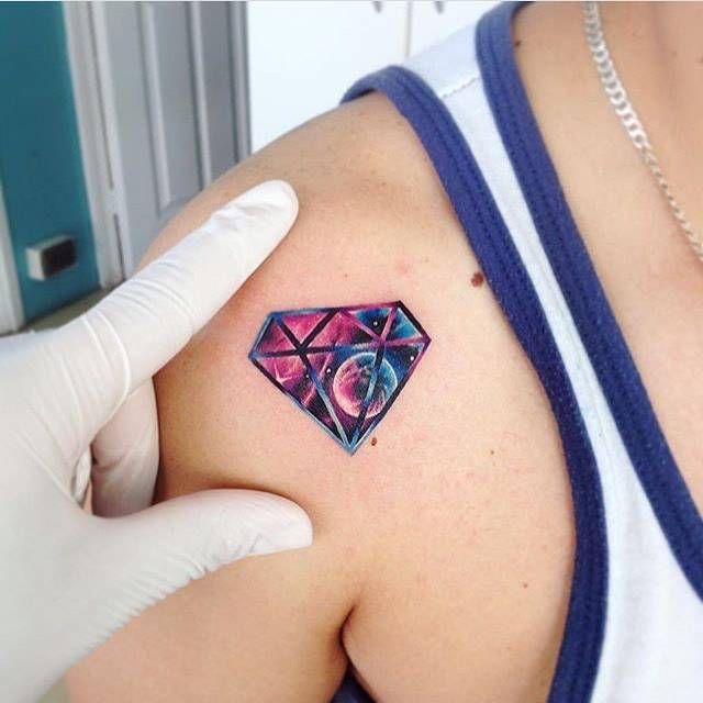 tatuagem no ombro de diamante