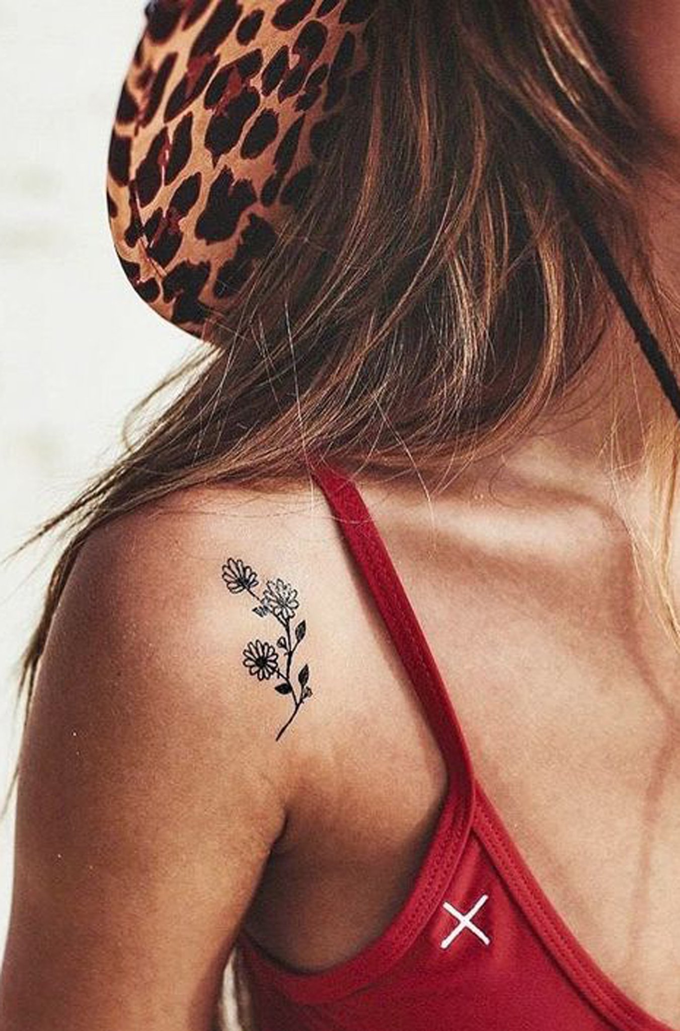 tatuagem no ombro de flor delicada