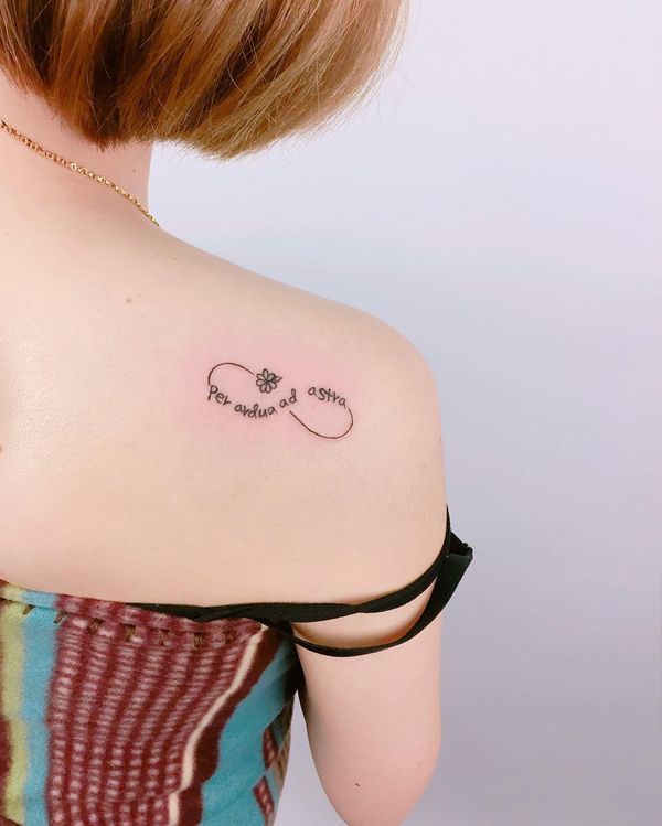 tatuagem no ombro de infinito