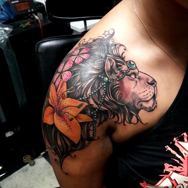 tatuagem no ombro de leão