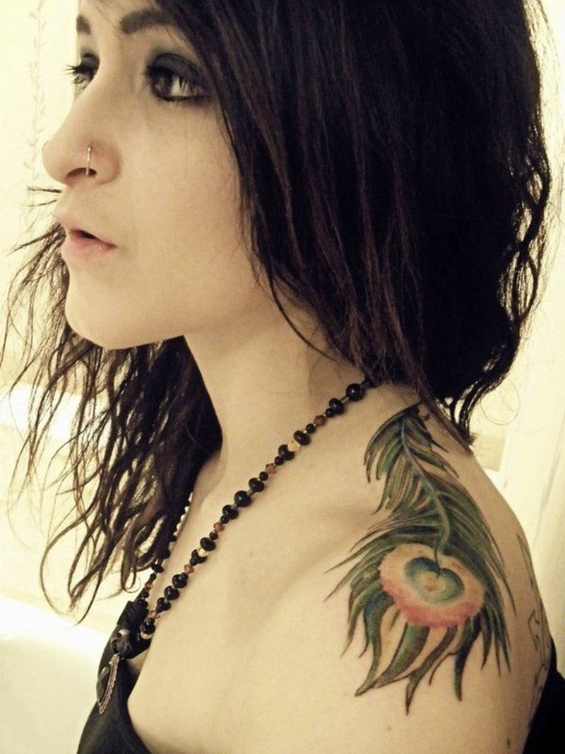 tatuagem no ombro de penas
