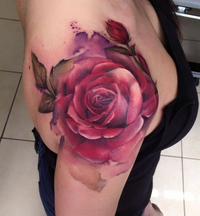 tatuagem no ombro de rosas