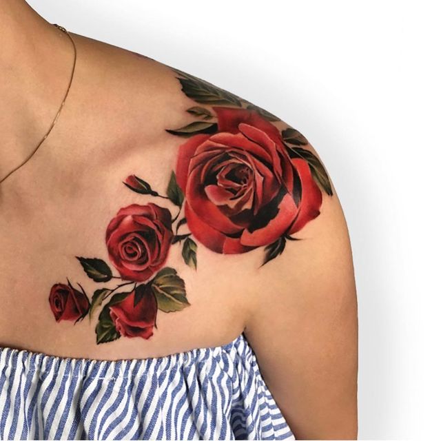 tatuagem no ombro de rosas