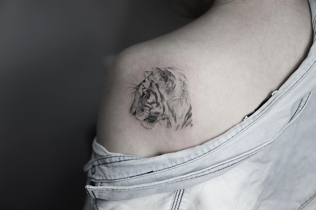 tatuagem no ombro de tigre