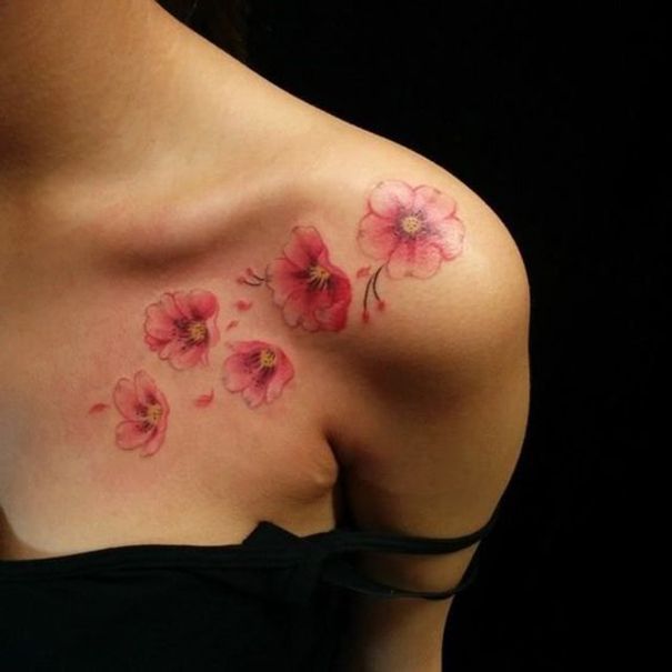 tatuagem no ombro flor de cerejeira