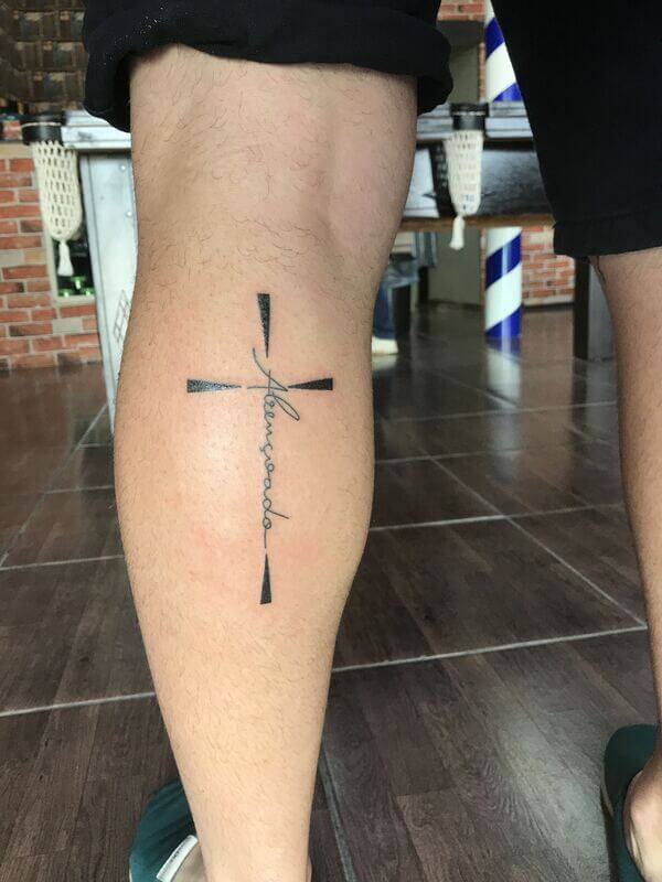 Tatuagem pequena na perna masculina 