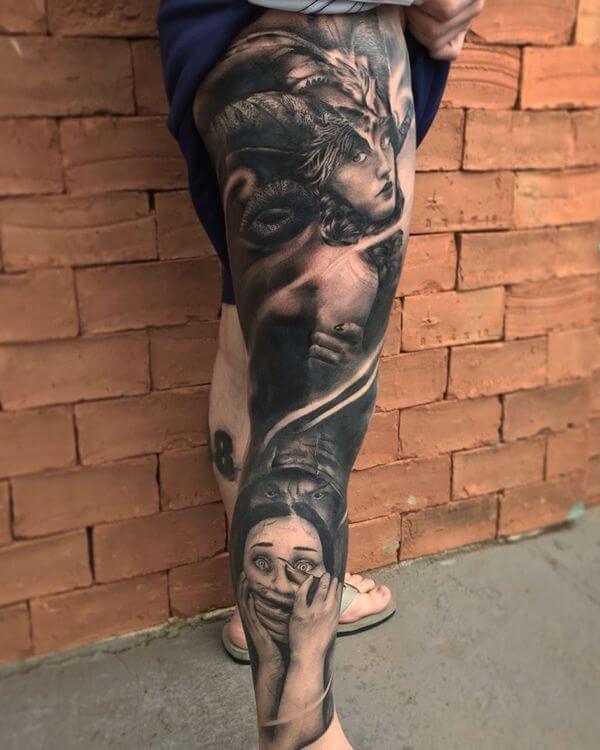 Tatuagem realista na perna masculina 