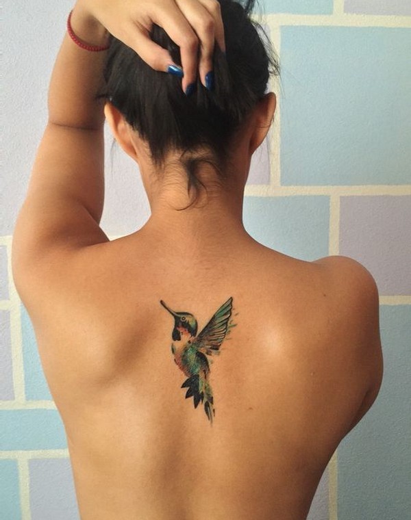 tatuagem simples de beija-flor nas costas