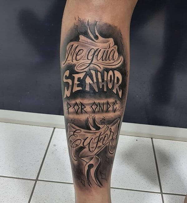 Tatuagem na perna masculina frases