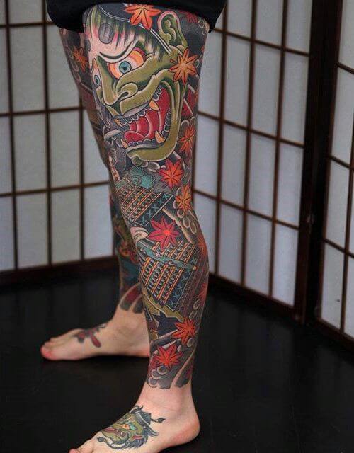 Tatuagem na perna masculina oriental