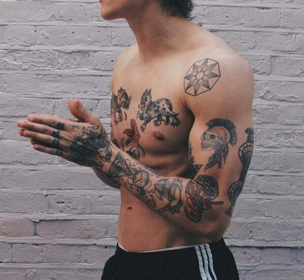 homem com tatuagens