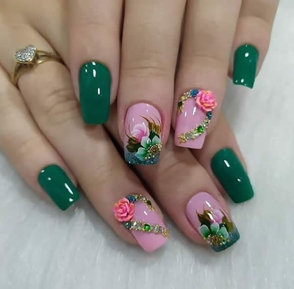 unha decorada verde com flores