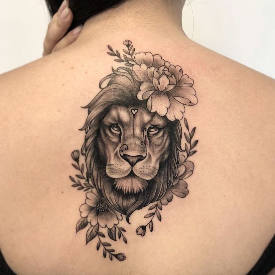 Tatuagem feminina de leão
